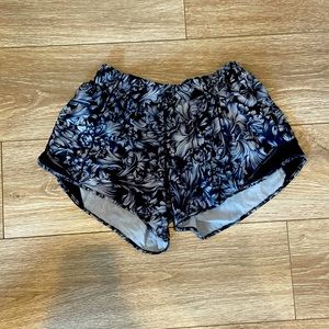 Lululemon- HOTTY HOT SHORTS 4 INCH flower print
